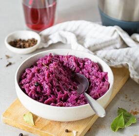 Eine Schale mit Rotkohl, im Hintergrund der Mixtopf des Thermomix®