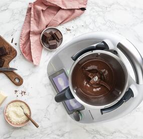 Der Thermomix® von oben fotografiert, im Mixtopf geschmolzene Schokolade
