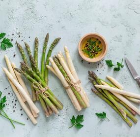 Weißer und grüner Spargel auf einer hellen Platte