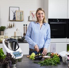 Desi vom ZauberTopf schneidet Gemüse neben dem Thermomix®