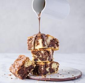 Drei Stücke Marmorkuchen vor grauem Hintergrund