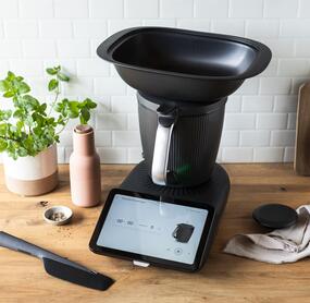 Der Thermomix® TM7 auf einer Arbeitsplatte aus Holz