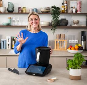 Dési von ZauberTopf mit dem Thermomix® TM7 sie hält 5 Finger hoch