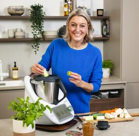 Blonde Frau in einer Küche neben dem Thermomix®