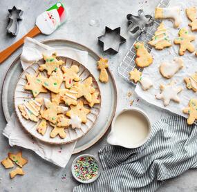 Plätzchen auf einem Teller und einem Rost mit Backpapier von oben fotografiert