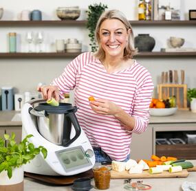 Blonde Frau in einer Küche mit dem Thermomix®