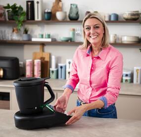 Blonde Frau in einer Küche mit Thermomix® TM7