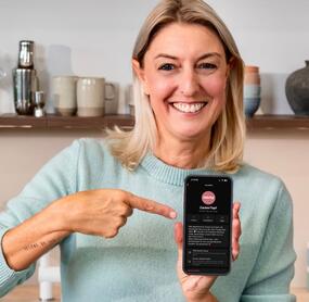 Dési vom ZauberTopf Club mit WhatsApp auf ihrem Smartphone geöffnet