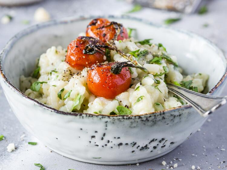 Nahaufnahme eines Tellers mit Bärlauch-Risotto mit Tomaten