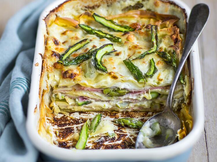 Spargellasagne in weißer Auflaufform