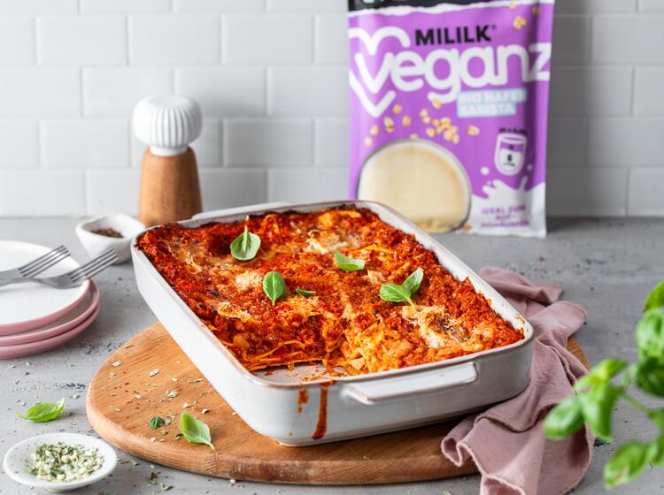Vegane Lasagne mit Grünkern in Auflaufform mit angestellter Veganz Bio Mililk® Hafer Barista Verpackung