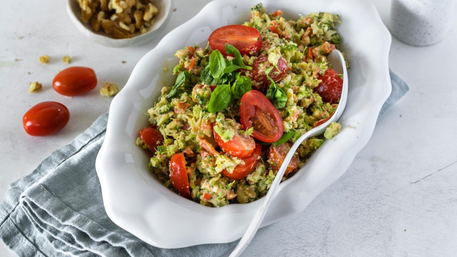 Brokkolisalat mit Feta und Walnüssen | ZauberTopf-Club