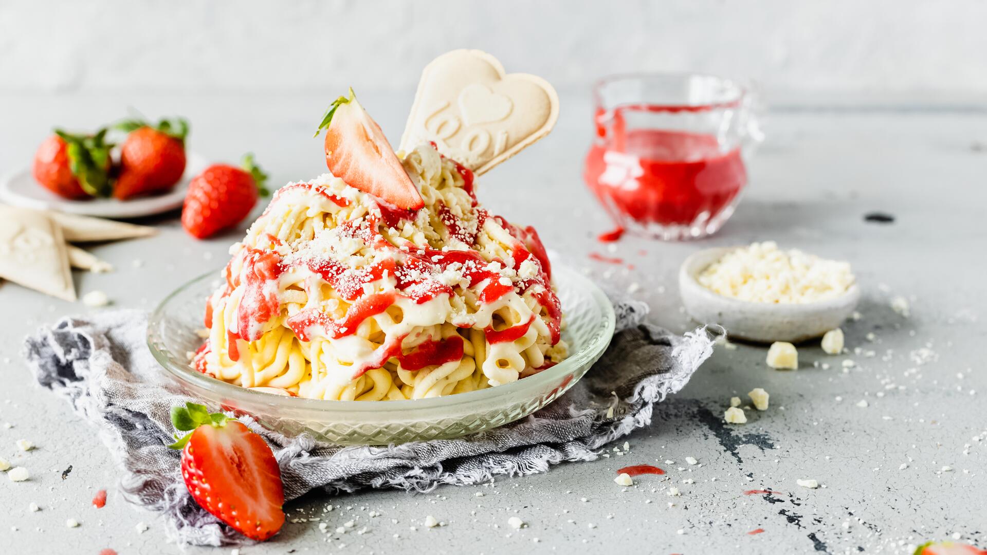 🍦 Cremiges Spaghettieis mit Erdbeersoße einfach selber machen | mein ...