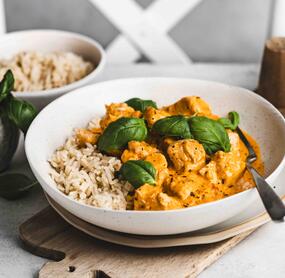 Saftiges All-In-One-Hähnchen mit Tomaten-Frischkäsesauce