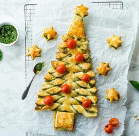 Schneller Blätterteig-Tannenbaum mit Basilikum-Pesto 😍✨