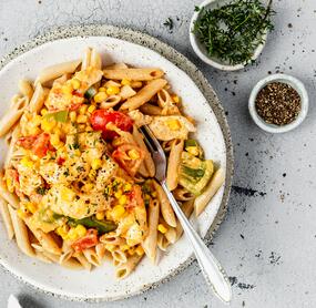 🍝🌽 All-in-One-Nudeln mit Hähnchen in Paprika-Mais-Soße