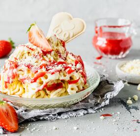 😍🍦 Cremiges Spaghettieis mit Erdbeersoße einfach selber machen