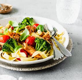 Bandnudeln mit Hähnchen: All-in-one-Clubfavorit