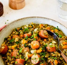 Deftige Linsensuppe mit NUR 10 Min. Vorbereitung – ganz ohne Einweichen!